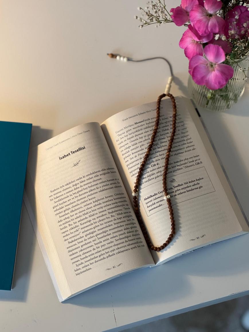 Mısırlı Bir Tesbih Tanesinde